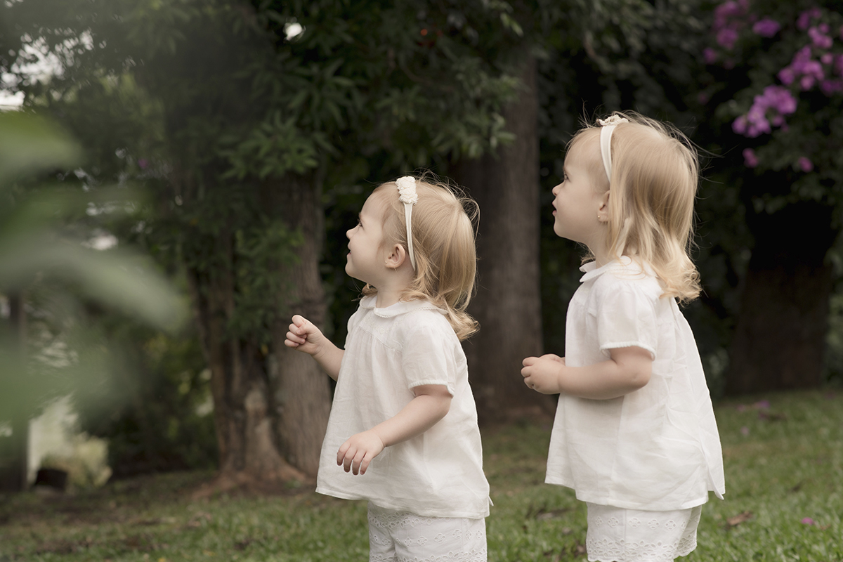 Foto de bebe em caxias do sul fotografa morgana perini gemeas branco jardim florido