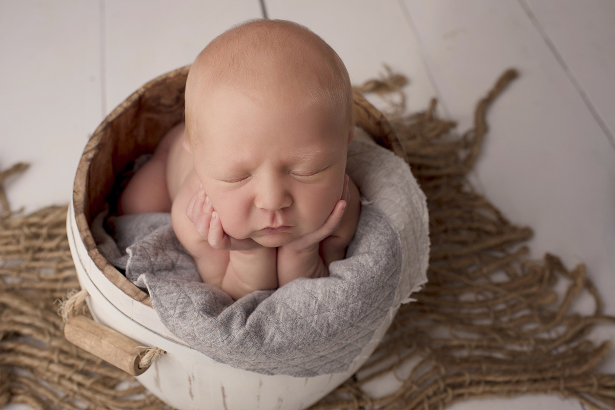 Foto newborn em caxias do sul fotografa morgana perini bebe segurando o rosto tons cinxa