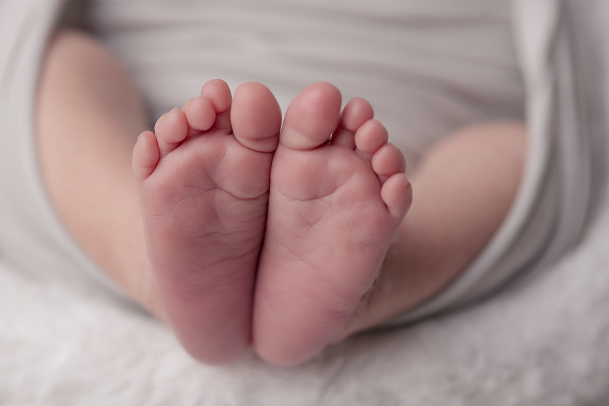 Foto newborn em caxias do sul fotografa morgana perini pes bebe rosado cinxa