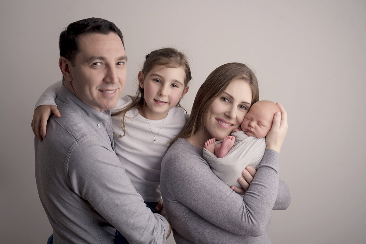 Foto newborn em caxias do sul fotografa morgana perini familia com recem nacido e filha