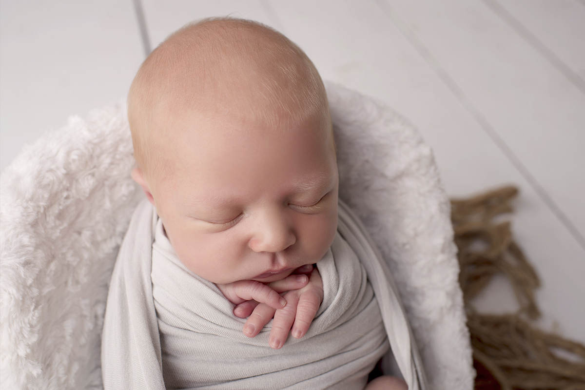Foto newborn em caxias do sul fotografa morgana perini bebe enroladinho cobertas