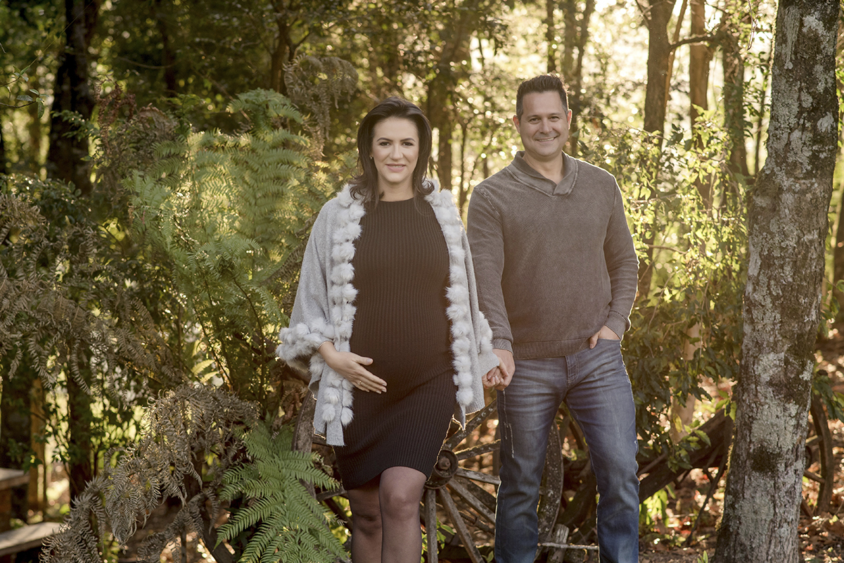 Foto de gestante em caxias do sul fotografa morgana perini gestante e marido arvores tons neutros