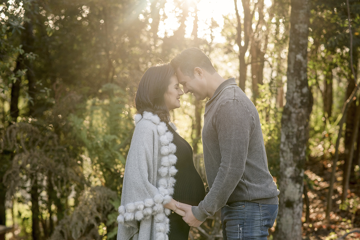Foto de gestante em caxias do sul fotografa morgana perini casal de maos dadas arvores