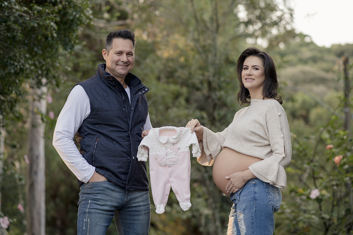 Foto de gestante em caxias do sul fotografa morgana perini casal segurando tip top rosa