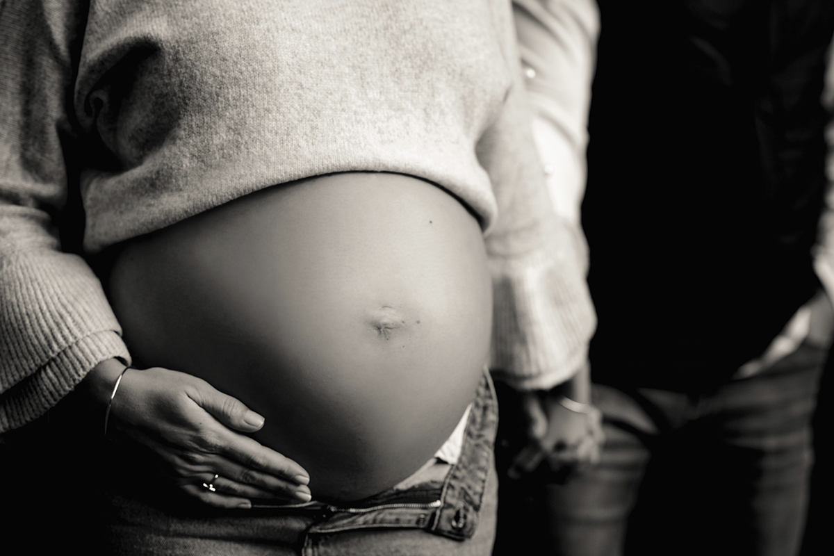 Foto de gestante em caxias do sul fotografa morgana perini gravida barriga a mostra maos dadas marido