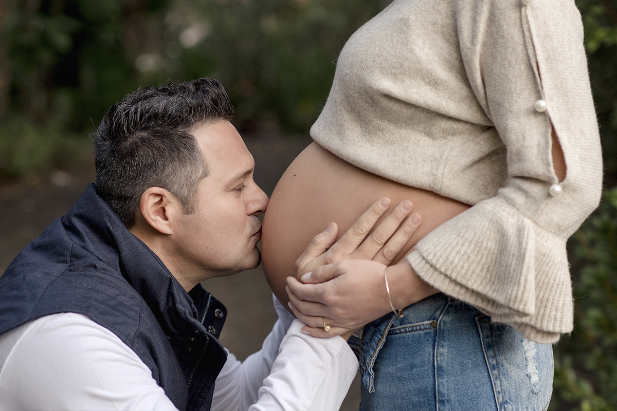 Foto de gestante em caxias do sul fotografa morgana perini pai beijando barriga da gestante