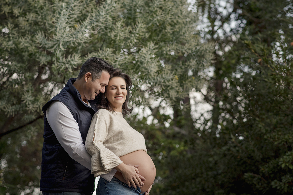 Foto de gestante em caxias do sul fotografa morgana perini casal abraçado paisagem
