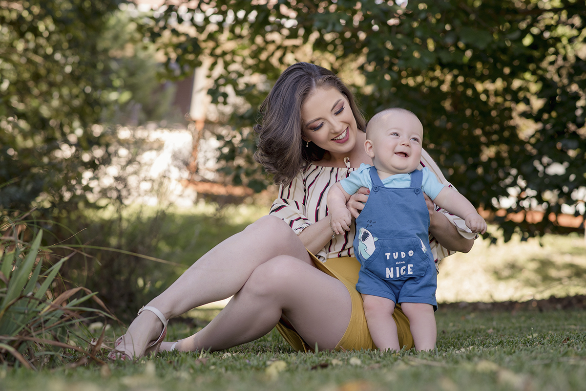 Foto de bebe em caxias do sul fotografa morgana perini de pezinho com a mae na grama