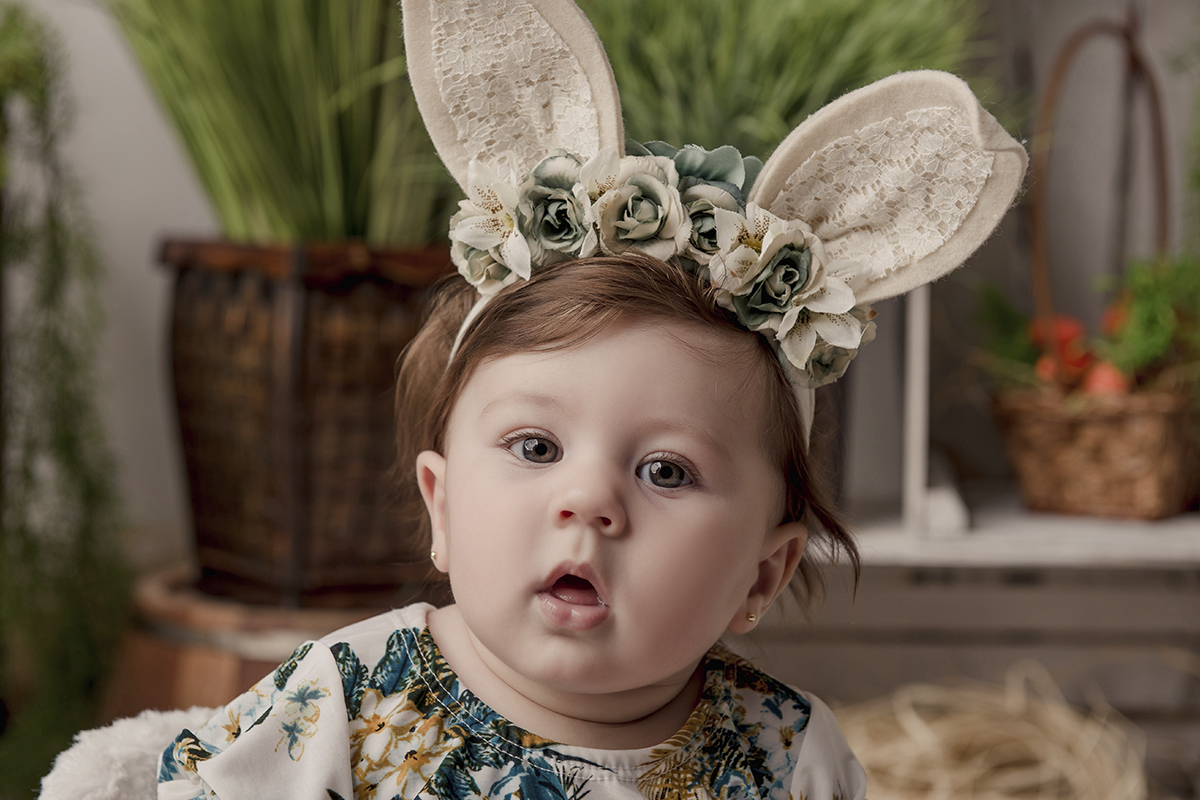 Foto de bebe em caxias do sul fotografa morgana perini menina de orelhas de coelho pascoa
