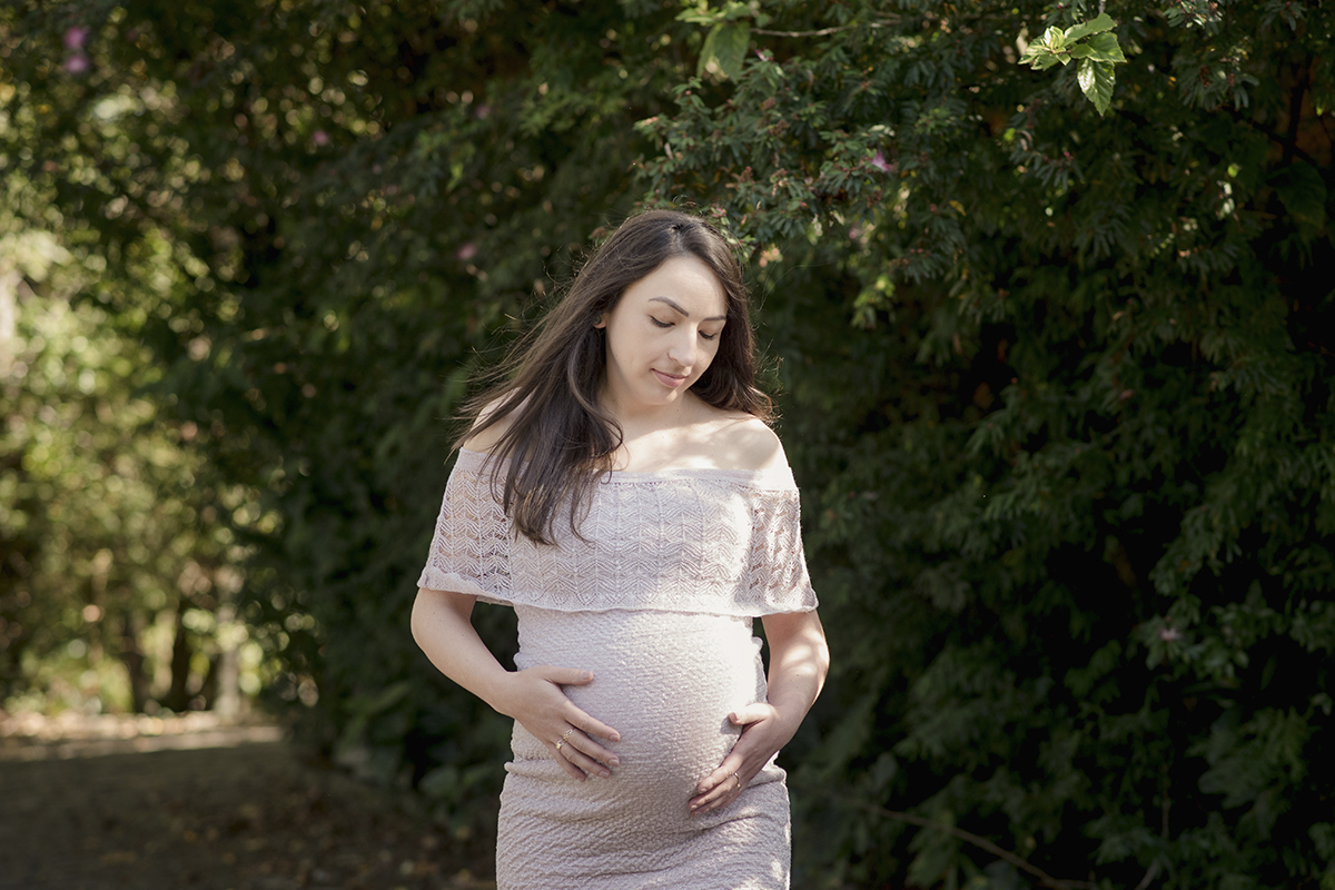 Foto de gestante em caxias do sul fotografa morgana perini vestido rosa segurando a barriga