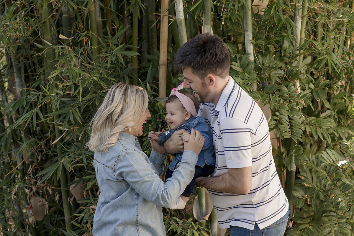 Foto de bebe em caxias do sul fotografa morgana perini brincando com os pais verde