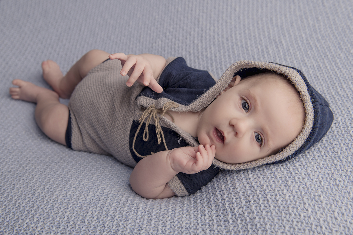 Foto de bebe em caxias do sul fotografa morgana perini roupa azul e creme