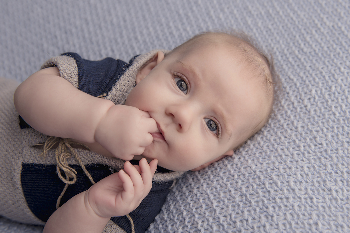 Foto de bebe em caxias do sul fotografa morgana perini mordendo o dedinho