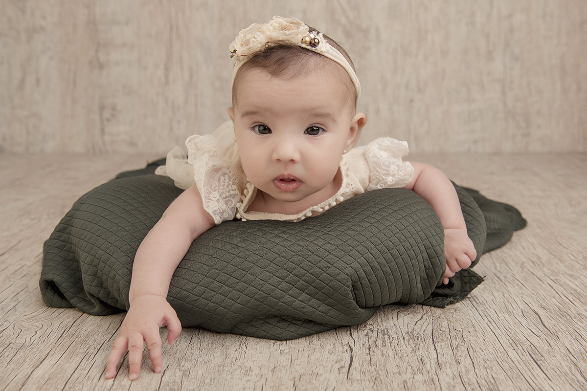 Foto de bebe em caxias do sul fotografa morgana perini de bruços vestido