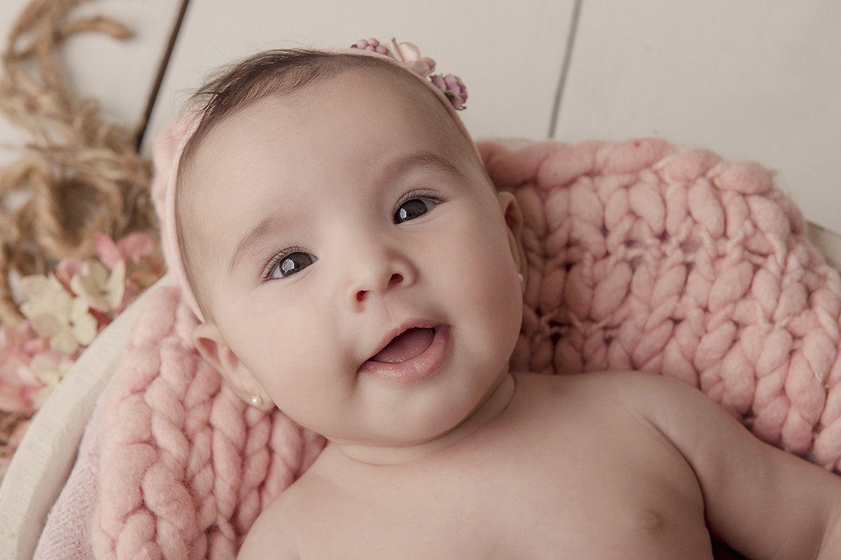 Foto de bebe em caxias do sul fotografa morgana perini bebe sorrindo manta rosa