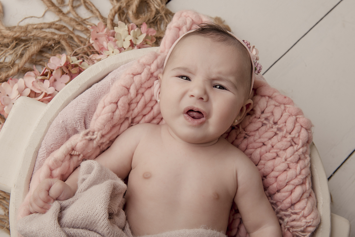 Foto de bebe em caxias do sul fotografa morgana perini bebe chorando manta rosa 