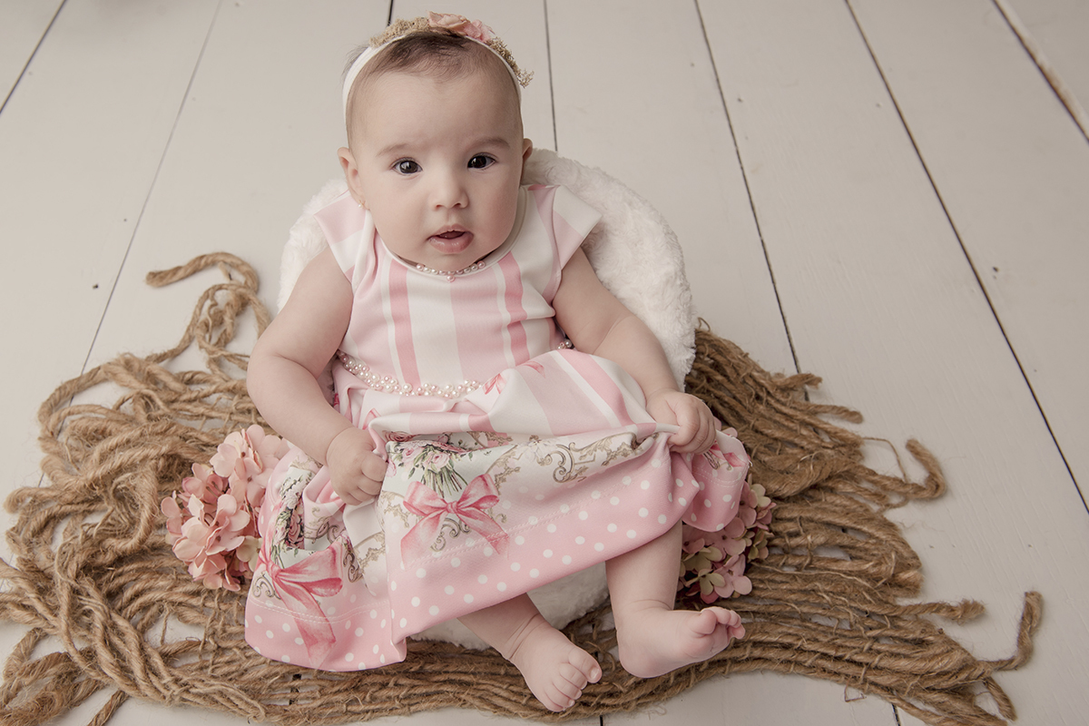 Foto de bebe em caxias do sul fotografa morgana perini sentadinha de vestido rosa