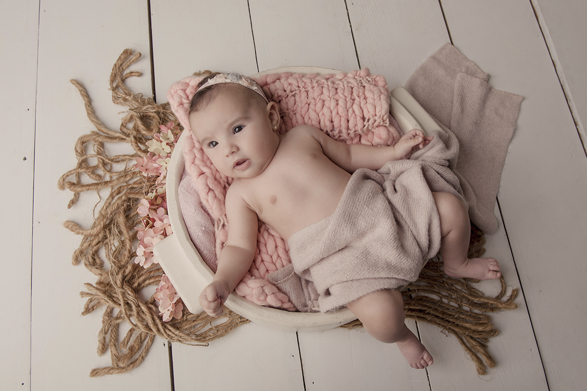 Foto de bebe em caxias do sul fotografa morgana perini enrolada em tecido
