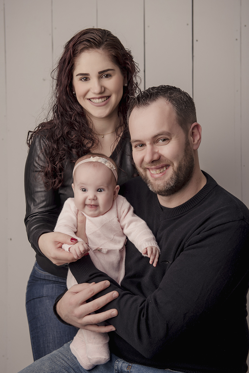 Foto de bebe em caxias do sul fotografa morgana perini no colo dos pais com roupas pretas