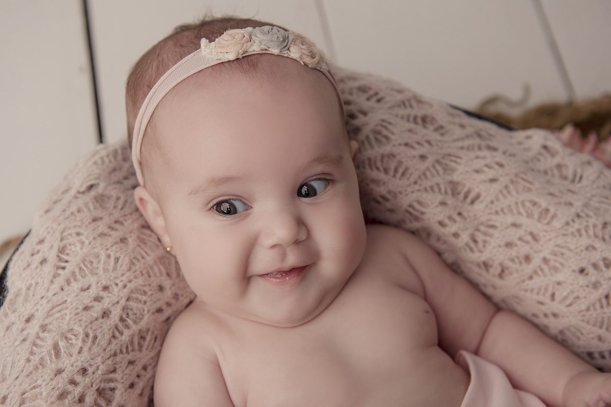 Foto de bebe em caxias do sul fotografa morgana perini sorrindo de rosa antigo