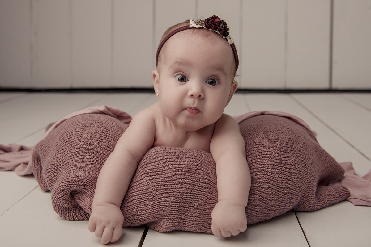Foto de bebe em caxias do sul fotografa morgana perini bebe de bruços olhinhos bem abertos