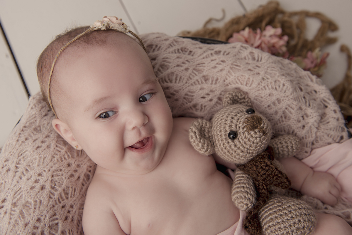 Foto de bebe em caxias do sul fotografa morgana perini sorrindo de lado