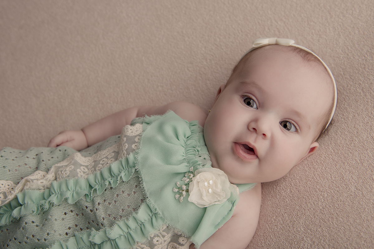 Foto de bebe em caxias do sul fotografa morgana perini roupa verde e branca