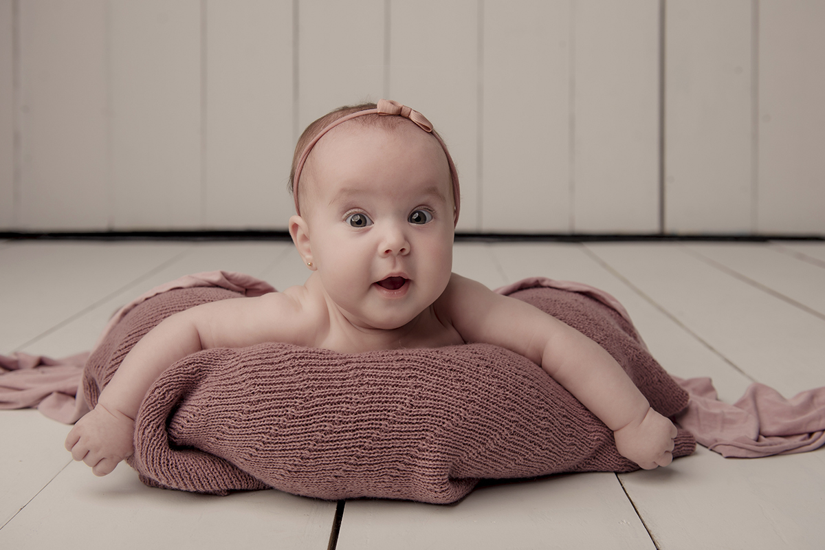 Foto de bebe em caxias do sul fotografa morgana perini de bruços em almofada rosa