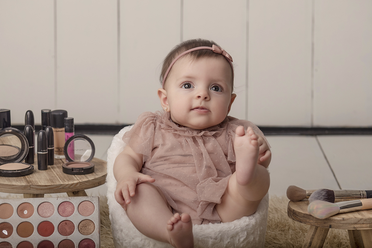 Foto de bebe em caxias do sul fotografa morgana perini sentada produtos maquiagem