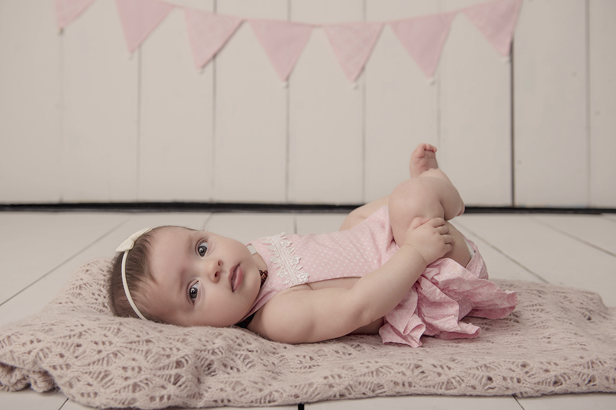 Foto de bebe em caxias do sul fotografa morgana perini bebe segurando os pezinhos