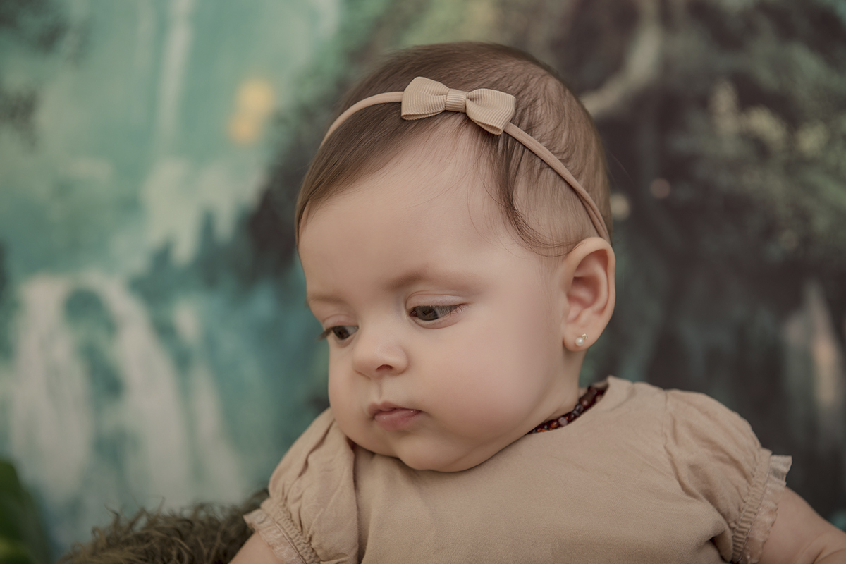 Foto de bebe em caxias do sul fotografa morgana perini bebe olhando para lado roupa creme