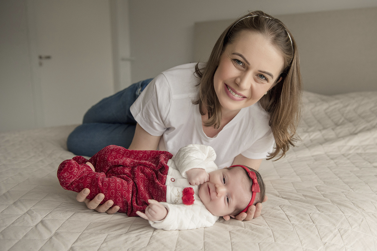 Foto de bebe em caxias do sul fotografa morgana perini mae e bebe branco vermelho cama
