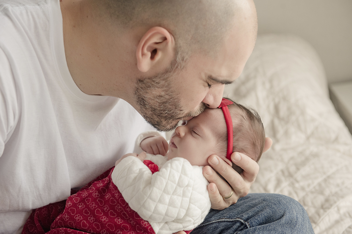 Foto de bebe em caxias do sul fotografa morgana perini pai beijo bebe 