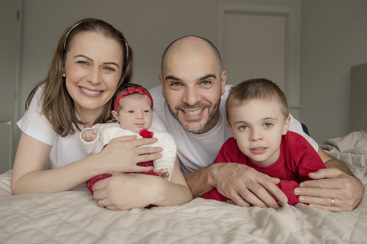 Foto de bebe em caxias do sul fotografa morgana perini familia de bruços na cama