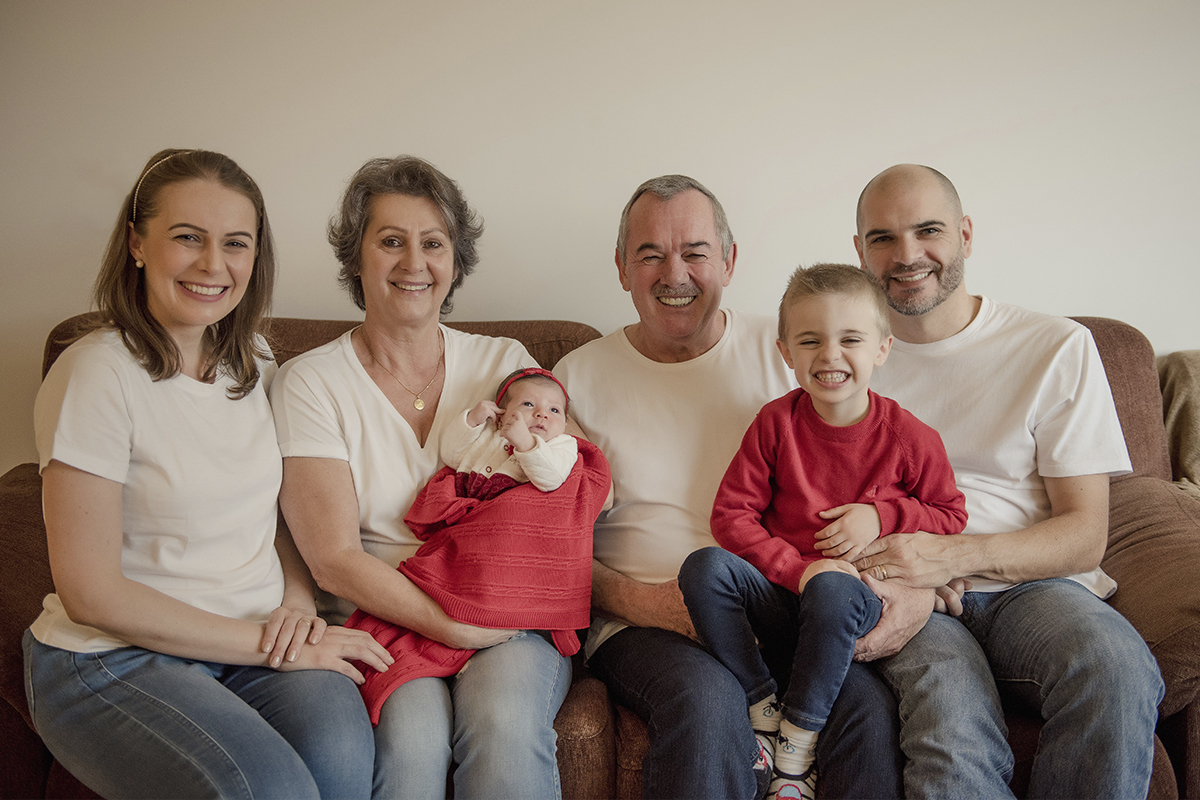 Foto de bebe em caxias do sul fotografa morgana perini familia completa no sofa