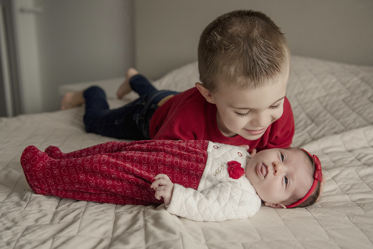Foto de bebe em caxias do sul fotografa morgana perini irmao beijando bebe