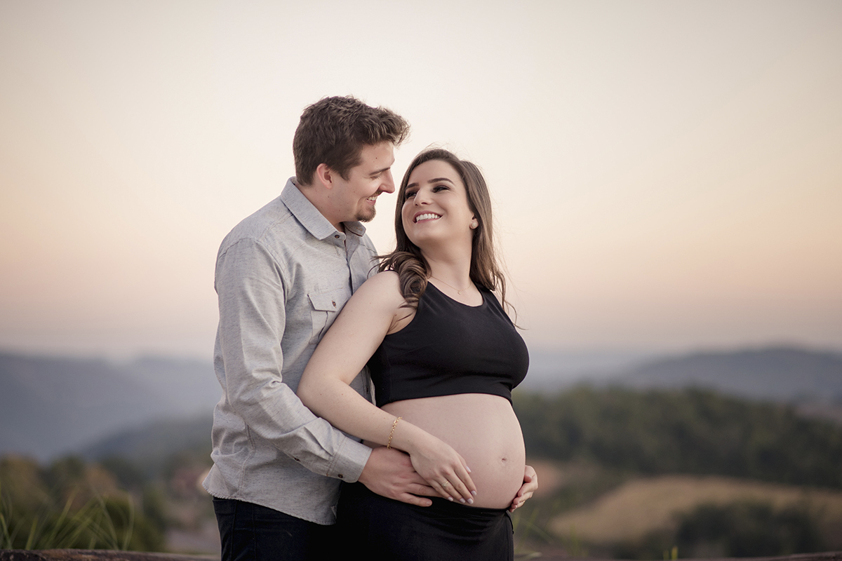 Foto de gestante em caxias do sul fotografa morgana perini casa se olhando montanhas