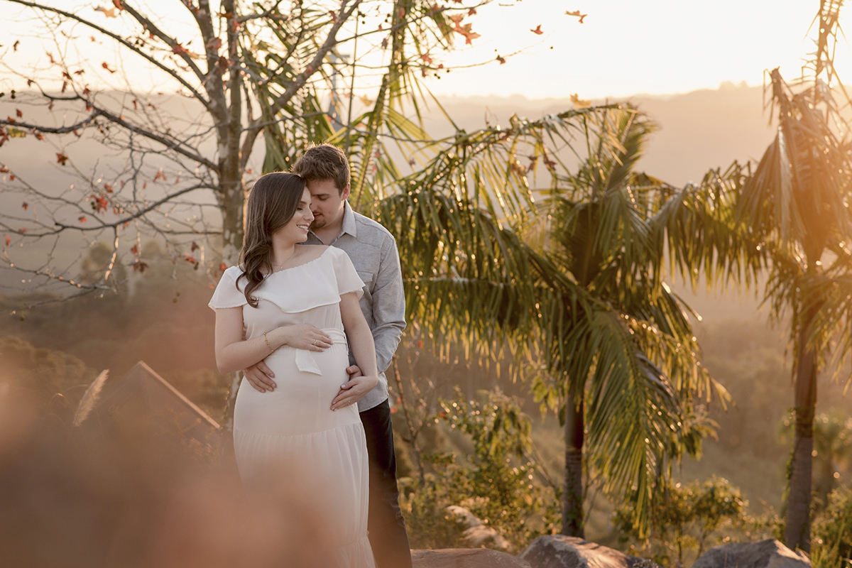 Foto de gestante em caxias do sul fotografa morgana perini casal abraçado verde