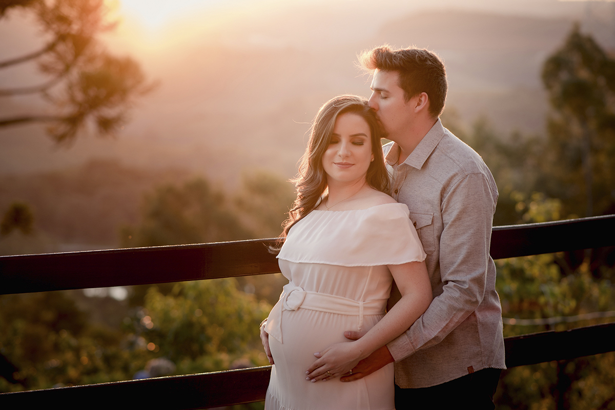 Foto de gestante em caxias do sul fotografa morgana perini casal por do sol