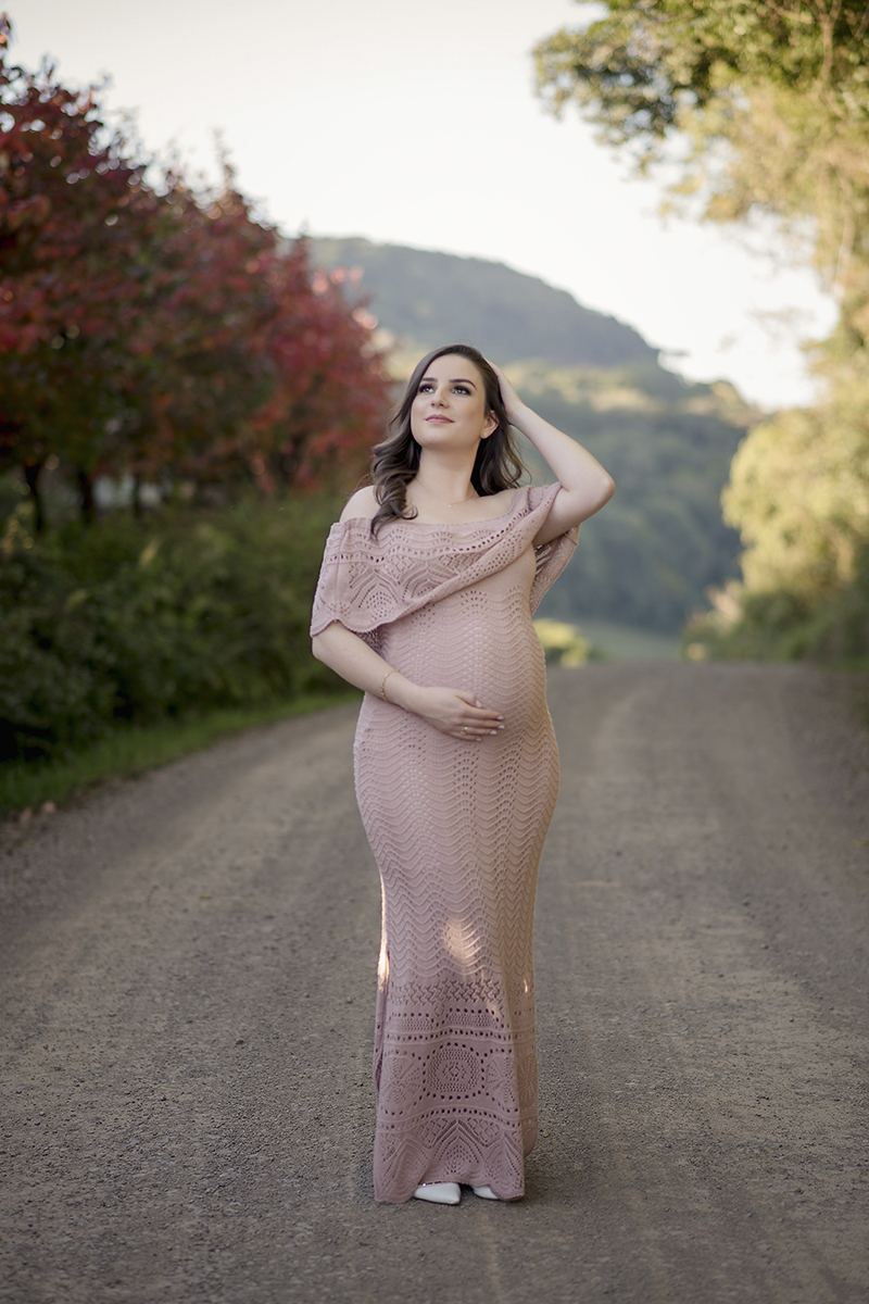 Foto de gestante em caxias do sul fotografa morgana perini vestido rosa rua chao
