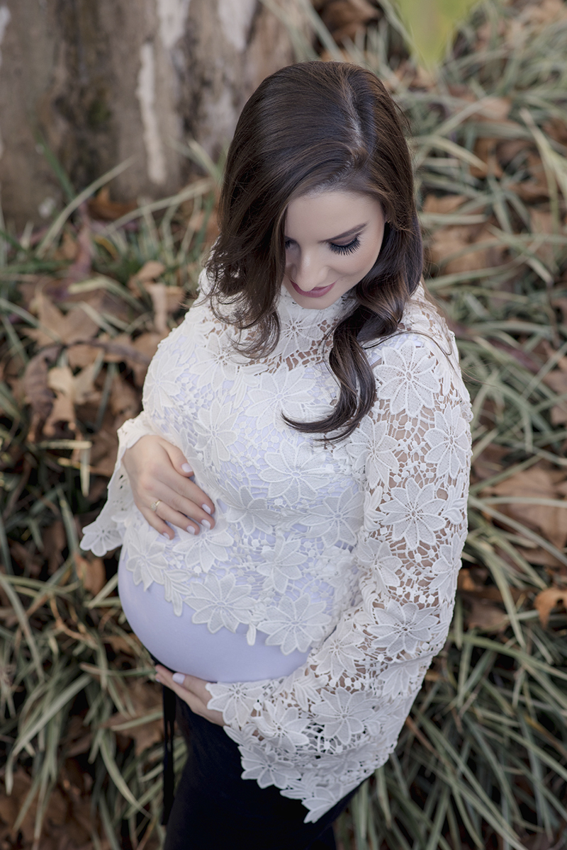 Foto de gestante em caxias do sul fotografa morgana perini blusa rendada branca