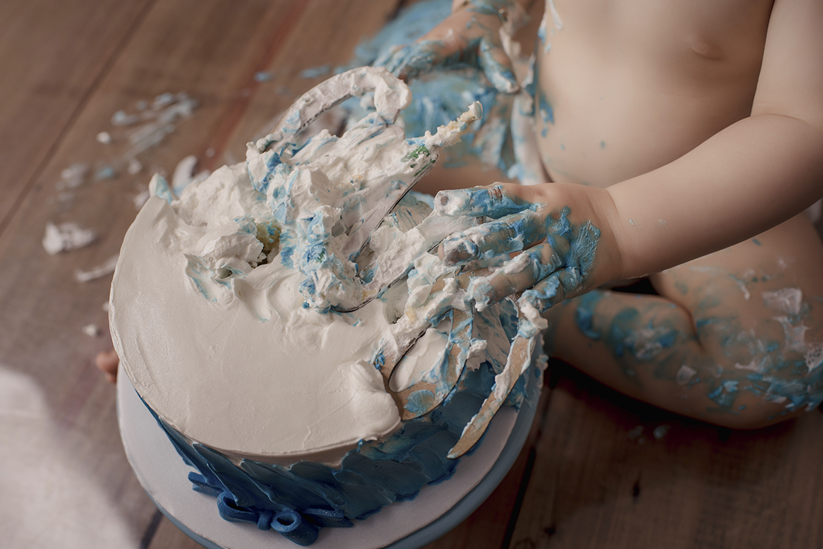 Foto de bebe em caxias do sul fotografa morgana perini bebe bolo espalhado