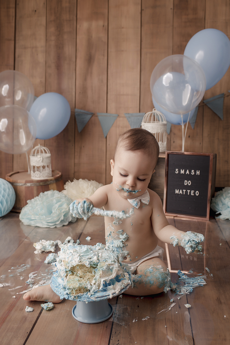 Foto de bebe em caxias do sul fotografa morgana perini bebe sujo bolo baloes azul