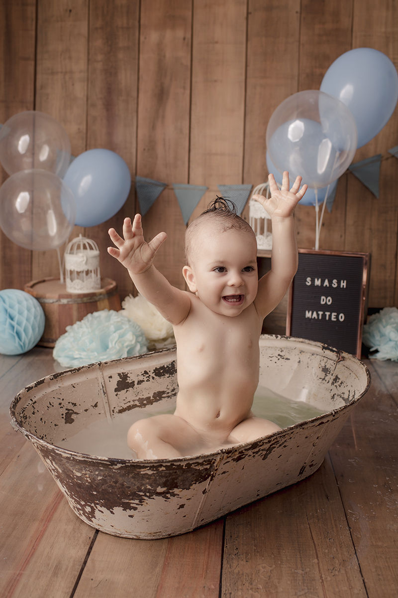 Foto de bebe em caxias do sul fotografa morgana perini bebe na banheira maos para cima