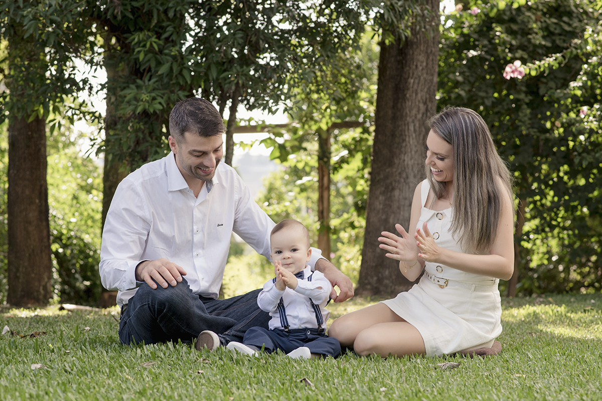 Foto de bebe em caxias do sul fotografa morgana perini pais na grama palmas