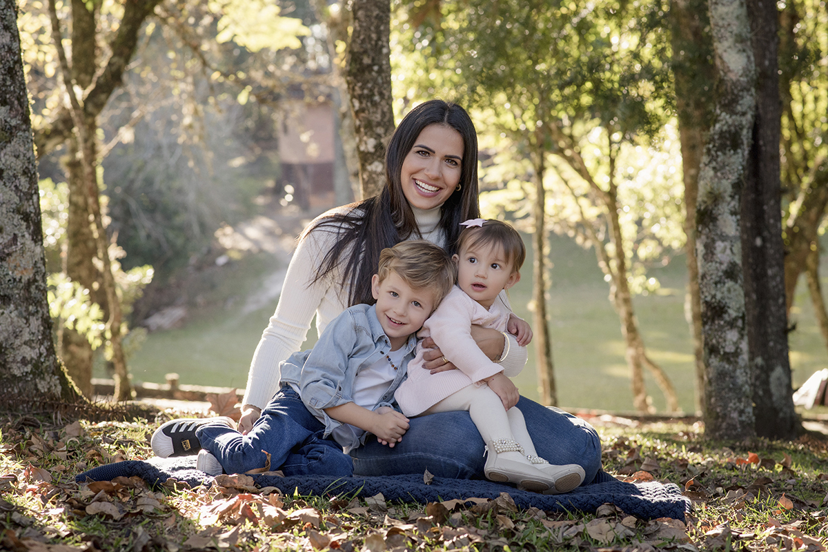 Foto de familia em caxias do sul fotografa morgana perini mae com filhos nas arvores
