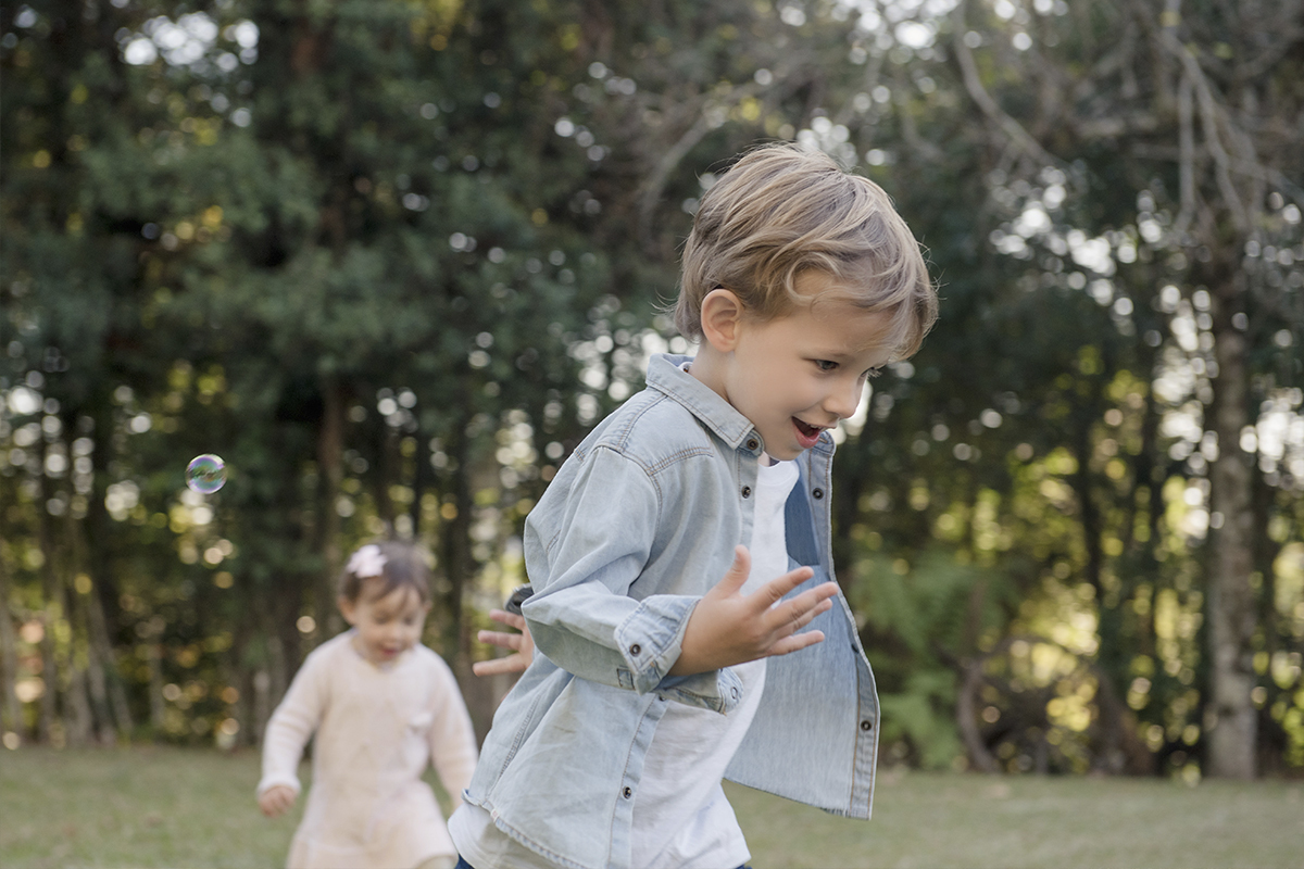 Foto de familia em caxias do sul fotografa morgana perini menino correndo 