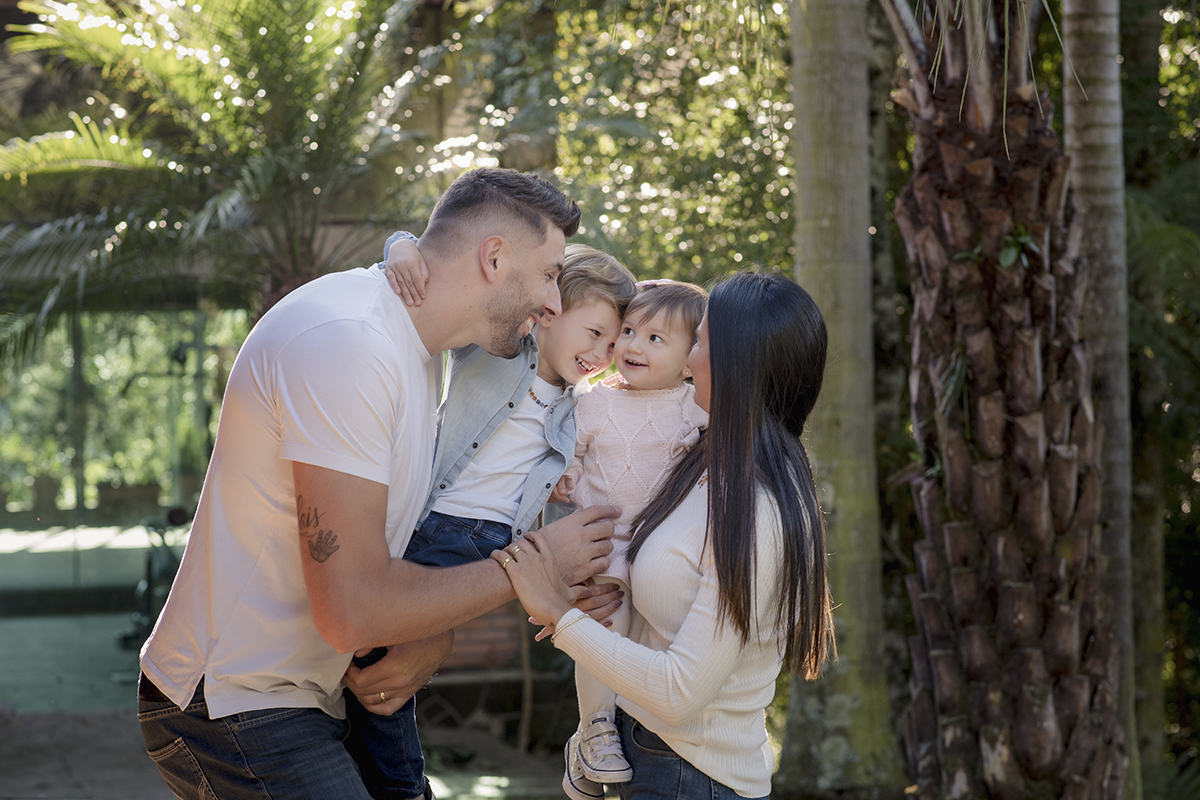 Foto de familia em caxias do sul fotografa morgana perini familia se abraçando arvore