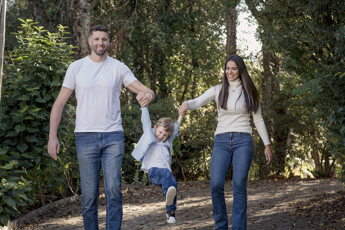 Foto de familia em caxias do sul fotografa morgana perini brincando de upa