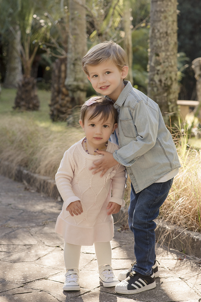 Foto de familia em caxias do sul fotografa morgana perini irmaos abraçados casal